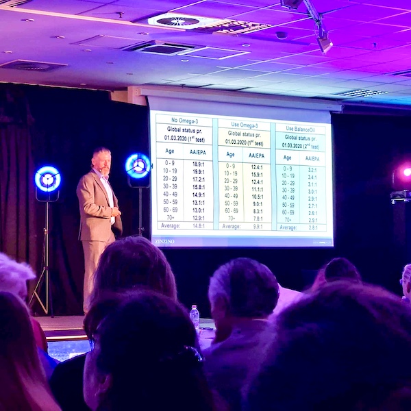 Dr. Colin Robertson előadást tart a hiányzó ám nélkülözhetetlen tápanyagok pótlásának fontosságáról